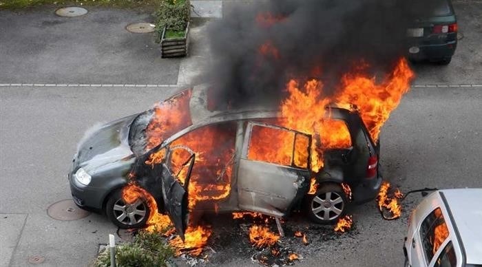 изображение автомобиля, полностью уничтоженного огнем, расположенного во внутреннем дворе