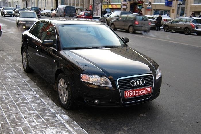 Красные государственные регистрационные номера на автомобилях в России.