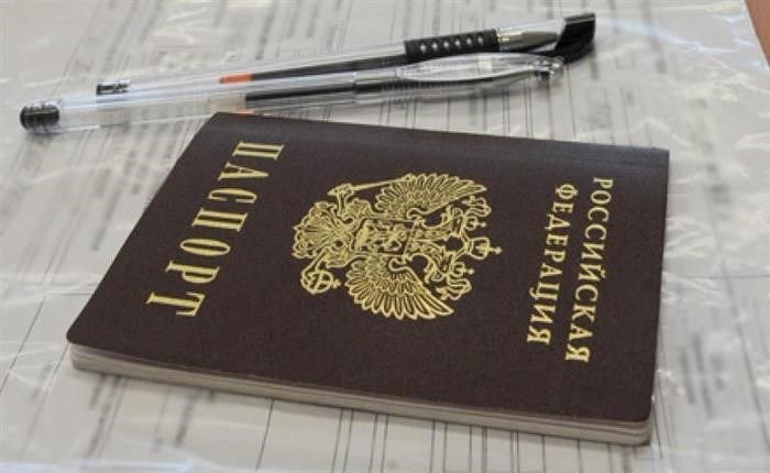 На столе лежит паспорт.