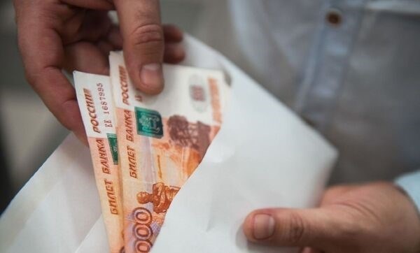 В руках у меня находятся два пяти тысячных рублевых банкноты, которые я положил в конверт.