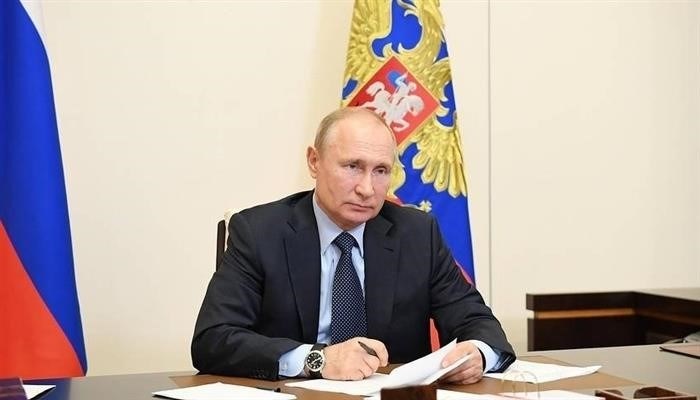 Путин в кабинете, занимающийся делами.