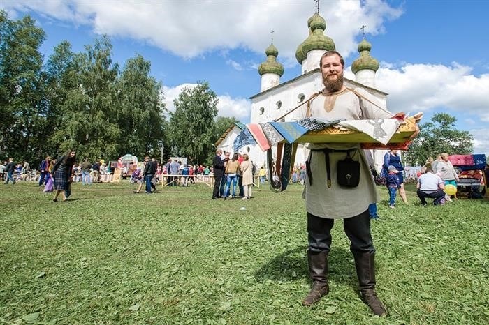 , богатая и разнообразная, прославилась своей уникальной модой и традициями. Мужчины в России всегда отличались своим стилем и неповторимым образом одеваться. Они предпочитали носить традиционные национальные костюмы, такие как рубашки-косоворотки, легкие и удобные рубашки, длинные штаны и широкие пояса. Кроме того, традиционная русская мужская мода также включает в себя различные головные уборы, такие как шапки-ушанки и папахи. Эти элементы одежды являются символом национальной идентичности и гордости. В России также популярны были и другие стили одежды, такие как классические костюмы, пиджаки и брюки, которые мужчины носили на официальных мероприятиях и важных событиях. Все это отражает богатство и разнообразие русской культуры, которая существует уже множество веков.