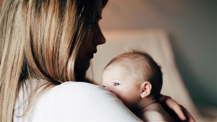 На фотографии, опубликованной в РИА Новости 26 февраля 2024 года, изображена женщина, которая держит младенца на руках.