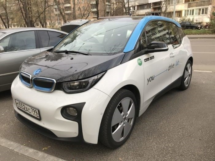 Юдрайв предлагает BMW I3 для аренды.