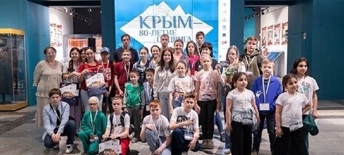 Дети и подростки из Центра поддержки семей с множеством детей побывали на выставке, посвященной освобождению Крыма, в Музее Победы.