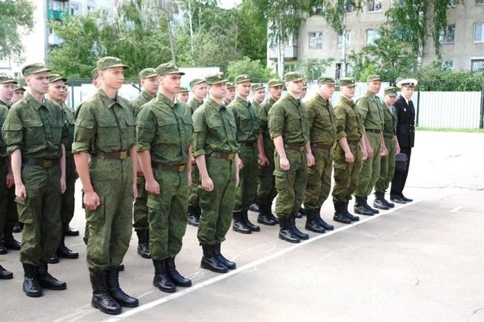 к ним и порядок их исполнения являются неотъемлемой частью дисциплины и организации воинской службы. Они служат основой для эффективного функционирования и взаимодействия военнослужащих, обеспечивают высокий уровень профессионализма и готовности к выполнению задач. Каждому солдату и сержанту предъявляются определенные требования, включая надежность, ответственность, умение выполнять приказы и инструкции, проявлять инициативу и соблюдать воинский устав. Они также должны знать и выполнять свои обязанности, иметь хорошую физическую подготовку и умение работать в коллективе.