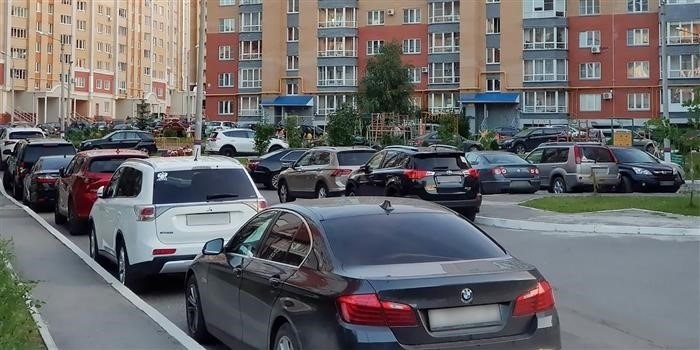 Сейчас все чаще происходят неприятности с автовладельцами: штрафы и эвакуация машин прямо со дворов. Но есть несколько способов, как избежать этих проблем.